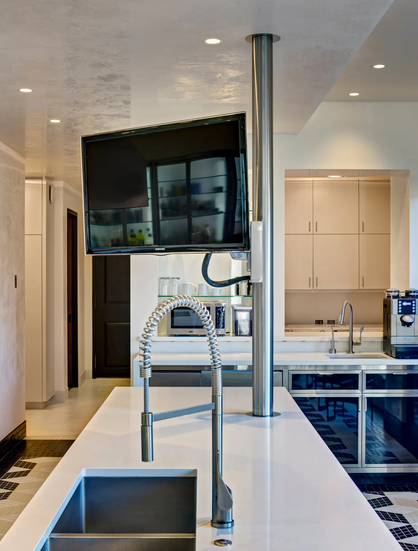 Day Kitchen — photograph 28
